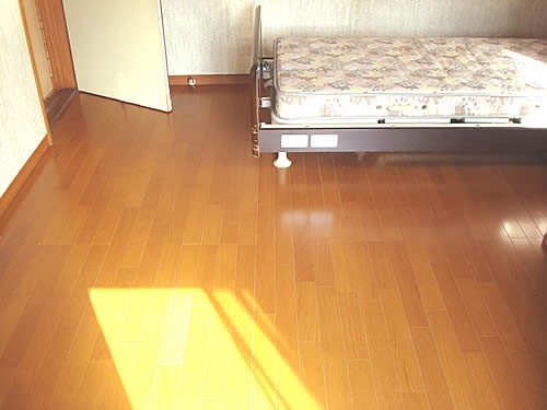 カーペットから明るいフローリングへ張替えました。