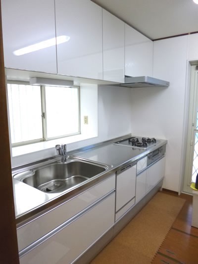 お手入れを重視したキッチンへ。勝手口も交換し、明るいキッチンに！