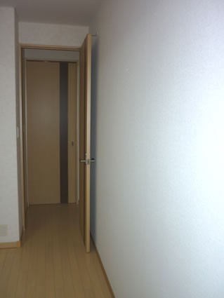 ひとつの子供部屋を2部屋に。壁を取り付けました。