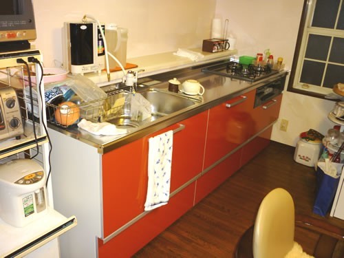 気になっていた汚れの箇所もキッチンを交換、壁を張替えたことで解決。明るく綺麗なキッチンとなりました。