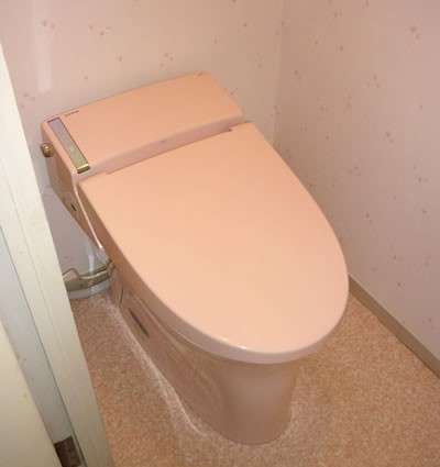温かみのあるトイレ空間に変身しました。