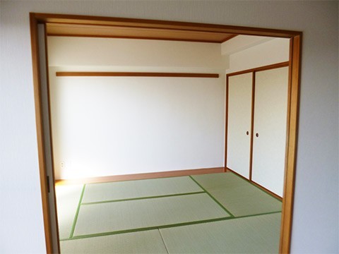 畳の表替えを行ったことで趣ある和室に戻りました。