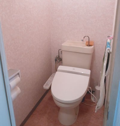 全体的に劣化していたクロスを張り替え、部屋やトイレがパッと明るくなりました。
