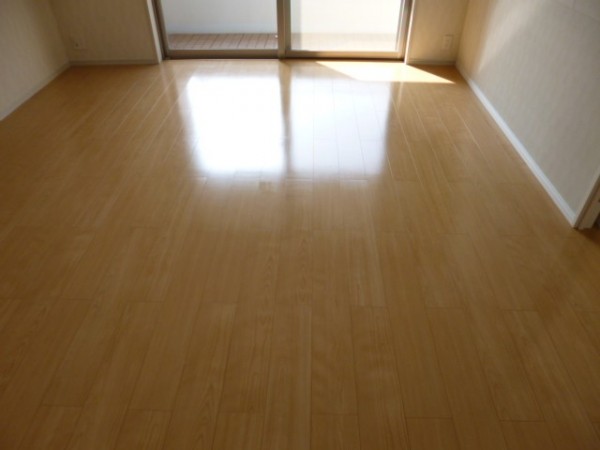 ナチュラルで温かさのあるフロアに、壁にはエコカラットも貼りました。