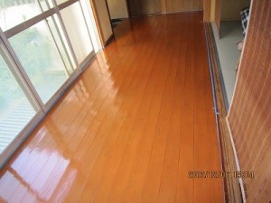 日焼けで酷かった廊下が再塗装したことで生まれ変わりました！