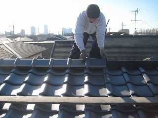 防災瓦を使用して台風や地震にも耐えられる屋根へ