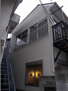外壁サイディングのカバー工法。屋根は、ガルバニウムで葺き替え。サッシ一部入替。