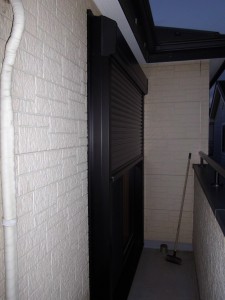 後付のシャッター雨戸を設置。
