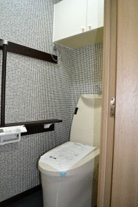 モザイクタイル風のクロスも貼り、お洒落なトイレへ。