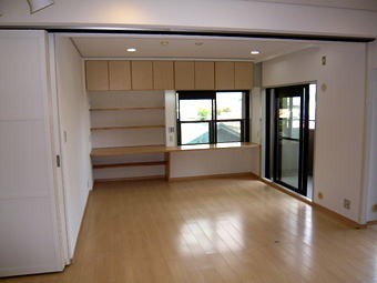 和室を取り壊して広めのリビングに。開閉式の間仕切りもつけフレキシブルに使用できる空間へ。