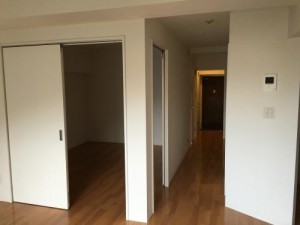 ホワイトな室内に真っ赤なキッチンが映えます