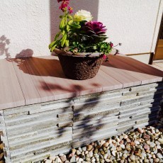 花置き場もある天然石の華やかな玄関アプローチへ