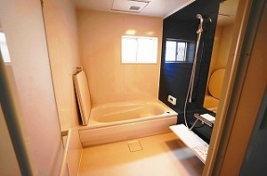 浴槽が2つあった浴室。撤去に手間がかかりましたがシステムバスに入れ替え、快適な浴室に