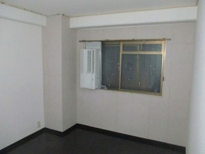 絨毯張りからフローリングへ、壁にはエコカラットを貼り、明るい洋間へ大変身！