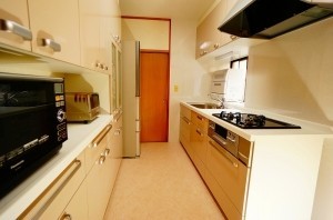 洗練されたデザインのキッチンへ。カップボードも同時に入れ替え使い勝手が良くなりました。