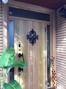 モダンな雰囲気の玄関ドアに。カバー工法で1日で完了です。