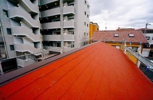 モダンな雰囲気の屋根に。葺き替えで耐震性と断熱性もアップしました。