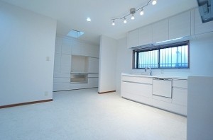 ホテルのような高級感溢れるLDKへ。
