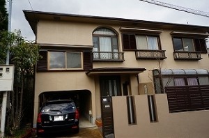 クラックが入っていた外壁を塗装。落ち着きのある雰囲気にもなりました。