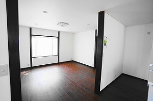 傷だらけの床の上に重ねてフローリングを張り綺麗に仕上げました。
