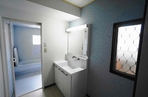 爽やかで清潔感あるブルーのアクセントクロスを洗面所に施工しました。