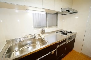 幅1200しかなかったキッチンを幅2400へ。明るく広々としたキッチンスペースに大満足