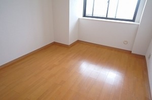 木目の美しいウッディ45に張り替えました。まるで新築のような室内に。