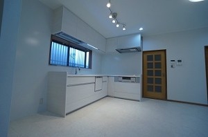 ホテルのような高級感溢れるLDKへ。
