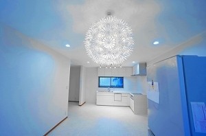ホテルのような高級感溢れるLDKへ。