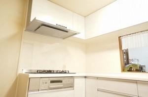 綺麗で使い勝手の良いキッチンに入れ替え、家事もスムーズに。