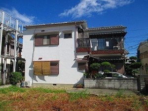 青空も映える外観に。新築みたいです。