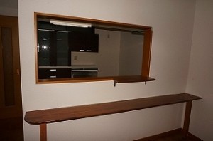 キッチンにカウンターを設置。料理を運ぶのが楽しみに。