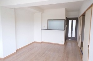木目の美しいウッディ45に張り替えました。まるで新築のような室内に。