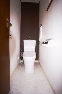 モノトーンでまとめ高級感あるトイレへ。