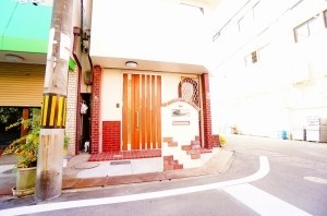角地にあるレトロな喫茶店がモダンな雰囲気の事務所に大変身しました！