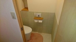 デザイン性の高いエコカラットを玄関、洗面、トイレに貼り高級感を演出。