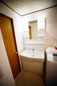 壁も床も洗面化粧台も入れ替え、脱衣所全体がリフレッシュしました。