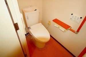 袖付きのトイレからリモコン式の洗浄便座へ。トイレ内がスッキリです。