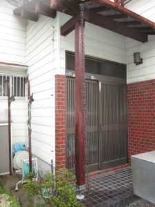 屋根をしっかりと支える玄関柱になりました！
