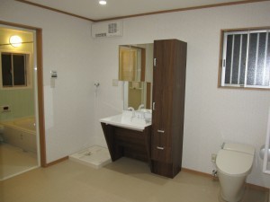 車椅子にも対応した水廻りを増築しました