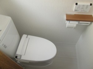スッキリと清潔感溢れるトイレに丸ごとリフォーム