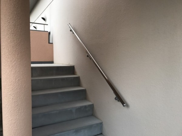 安全性を高めるため外部階段に手摺を取り付けました！