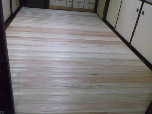 滑りにくい無垢フロアに張替えました。