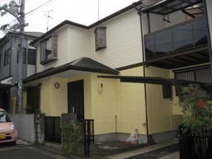 明るく元気な印象になるよう外壁を塗り替えました。