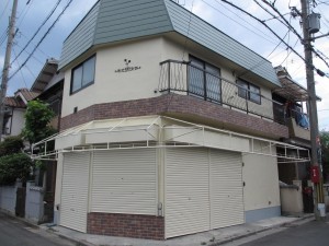 レトロ感を残すため、レンガ風のタイルを貼り雰囲気を残しました。