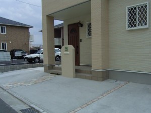 シンプルながらも色合いやデザインに配慮し、落ち着いた玄関まわりに
