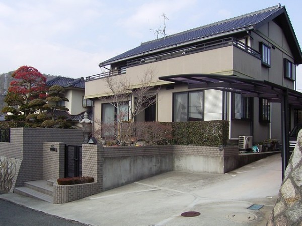 庭石や植木でグッと和風らしさを感じられます