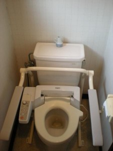 立ち座りの動作がラクラク。トイレに手摺を取り付けました。