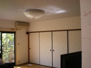 壁と襖同じ素材のクロスで張替え、明るいリビングダイニングに