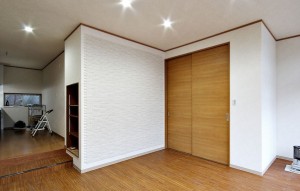 本屋だった1階を大改装し、温かみのある快適空間へ！